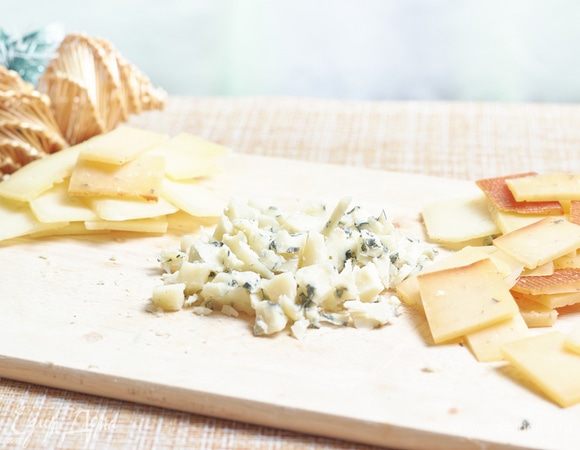 Очень удобно нарезать тонкие ломтики на мандолине.