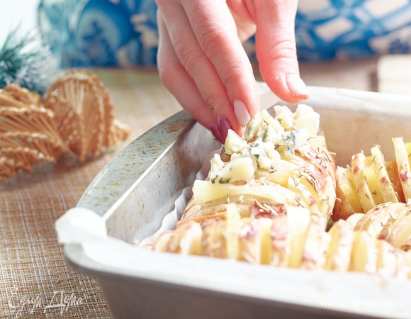 Сверху посыпьте сыром с плесенью.