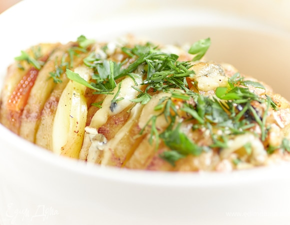 Запекать до готовности, периодически смазывая маслом со дна формы. У меня в общей сложности получился 1 час, а у вас все будет зависеть от размера картофелин и духовки. Можно после появления корочки накрыть фольгой, чтобы не подгорел.