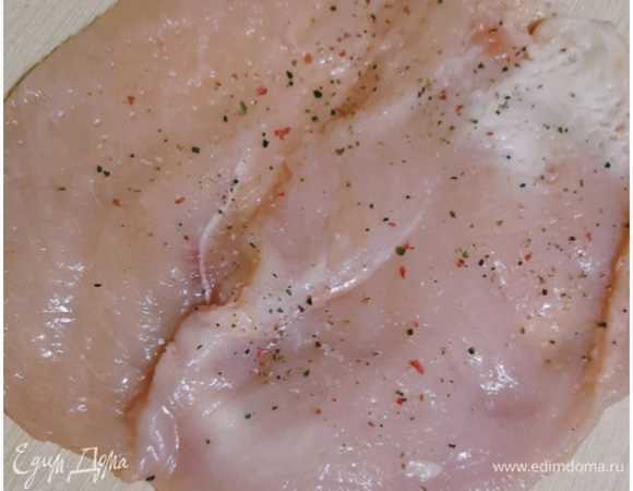 Берем филе куриное, разделываем на пласты, отбиваем, солим, перчим, травки разные добавляем. Все по вкусу.