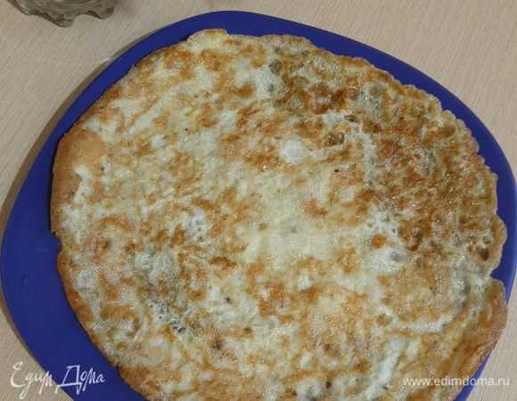 Сколько будет филе штучек, столько нужно и сосисок, и блинчиков, которые жарим. Берем 1 яйцо, солим, взбиваем и по одному жарим на сковородке.