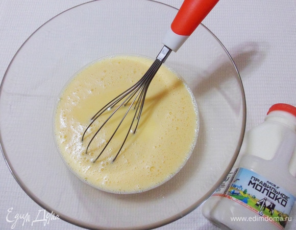 Влить ПравильноеМолоко АО АИСФеР, у меня молоко отличного качества (как и полагается для деток). Только перемешать смесь венчиком до однородной структуры (не взбивать!).