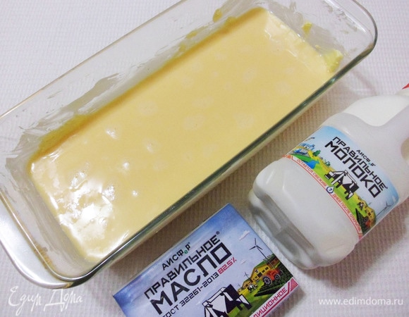 Форму для запекания щедро смазать сливочным маслом и влить в нее яичную смесь. Запекать 40 минут в предварительно разогретой до 200°C духовке до появления характерной загорелой корочки.