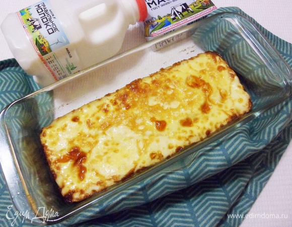 Во время запекания омлет поднимется примерно на треть от объема, но потом опустится, и на дне формы будет небольшое количество сыворотки.