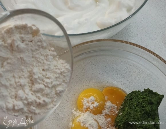 Подготавливаем все ингредиенты. И ставим разогреваться духовку на 180°C. Готовим корж. Отделяем белки от желтков. Белки взбиваем в крепкую пену. В желтки добавляем шпинат, муку и соль. Можно использовать замороженный шпинат, но предварительно его нужно разморозить в микроволновке и отжать (я это делаю в ситечке) от лишней жидкости.