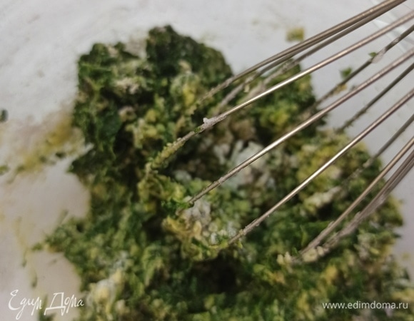 Хорошо перемешиваем венчиком в однородную массу.