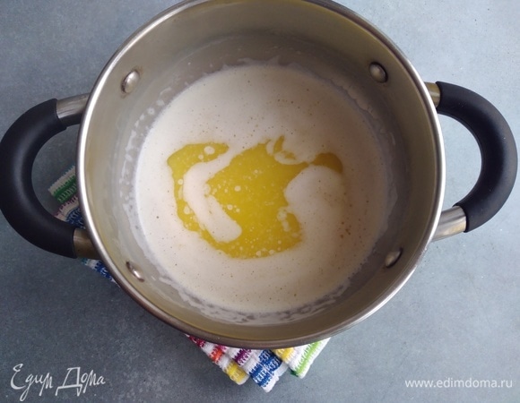 Сливочное масло растопить в кастрюльке. Шоколад поломать кусочками и добавить в горячее масло. Оставить на минуту.