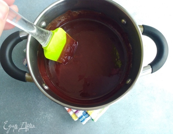 Энергично размешать шоколад лопаткой до полного растворения.