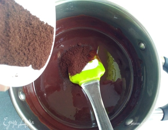 Всыпать молотый кофе, перемешать и отставить кастрюлю в сторону на минуту.