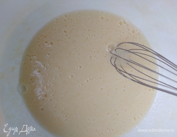 В это время взбить яйца и сахар 30 секунд венчиком.