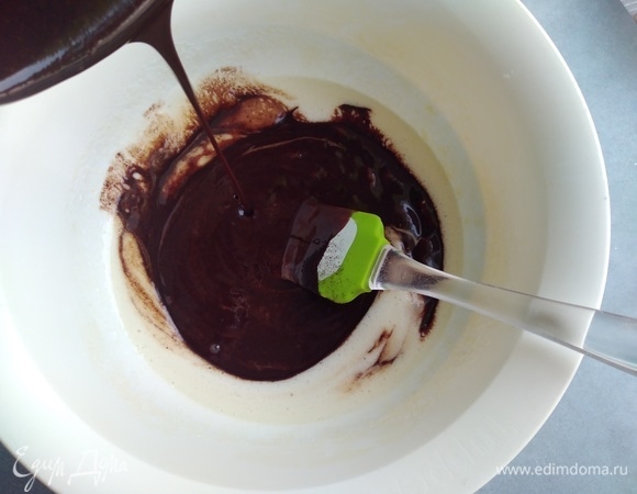 Аккуратно влить шоколадную массу к яичной, перемешать лопаткой.