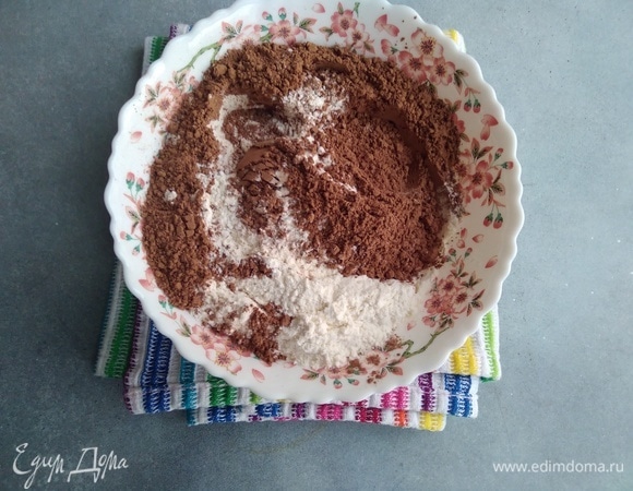 Отмерить муку и какао, добавить щепотку соли и перемешать.