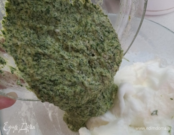 Перекладываем размешанное тесто в оставшиеся взбитые белки и так же аккуратно соединяем с белками. Если у вас изначально миска с тестом не такая маленькая, как у меня, то этот шаг можно опустить и продолжать вмешивать белки в шпинатное тесто.