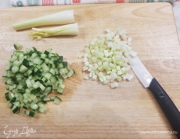 Огурец и сельдерей нарезать мелким кубиком.