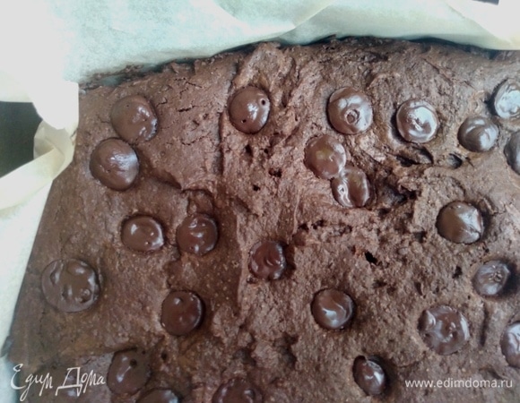 Главное в брауни — не передержать в духовке. Готовность проверяем так: вставить палочку в середину брауни. Если палочка выходит с влажными крошками, все готово. Иногда достаточно 20 минут.