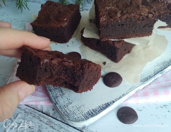 Остудить в форме 10–20 минут и нарезать на квадратики.