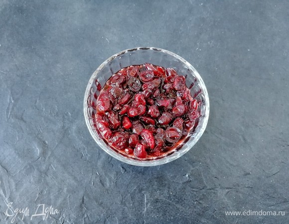 Подготовка, которая занимает целые сутки, на самом деле крайне проста: берете вяленую клюкву и заливаете амаретто. Сверху я накрыла пищевой пленкой и убрала в прохладное место. На данном этапе, а также на всех последующих, где требуется отмерить количество ингредиентов, незаменимым помощником станут весы бренда Joseph Joseph, точные, эргономичные и стильные!