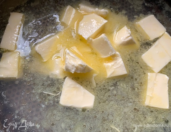 Все продукты комнатной температуры. Масло — кубиками, поместите в сотейник с водой, туда же — соль, сахар.