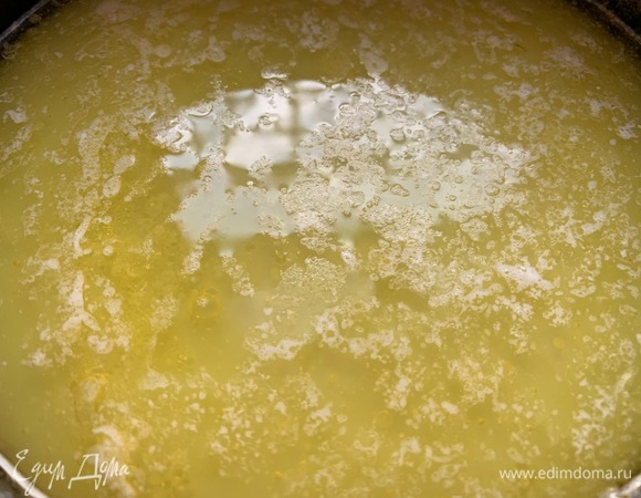 Когда масло растворится в воде и образуется однородная масса, снимаю с плиты. Быстро всыпать муку, хорошо перемешать и вернуть на плиту. Хорошо мешаю минуты 2. Когда тесто скатается в шар, снимаю сотейник.