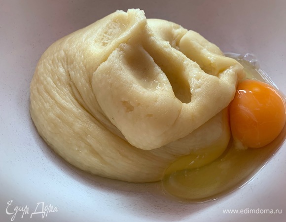 По одному вбить яйца, интенсивно перемешивая.