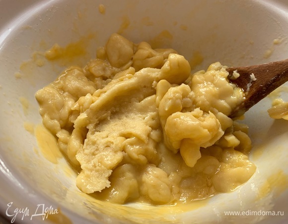 Может показаться, что ничего не получается. Продолжайте мешать, и через минуту тесто будет эластичное.