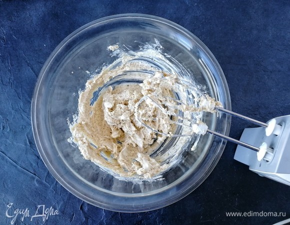 Соединяем все ингредиенты между собой при помощи миксера.