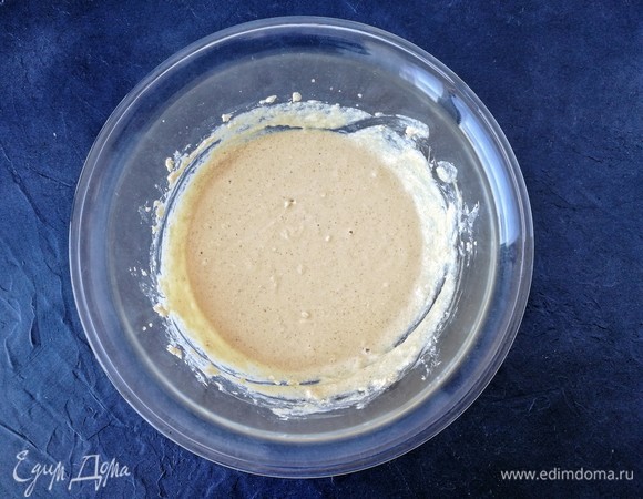 Получается вот такое достаточно жидкое тесто, примерно как на шарлотку.