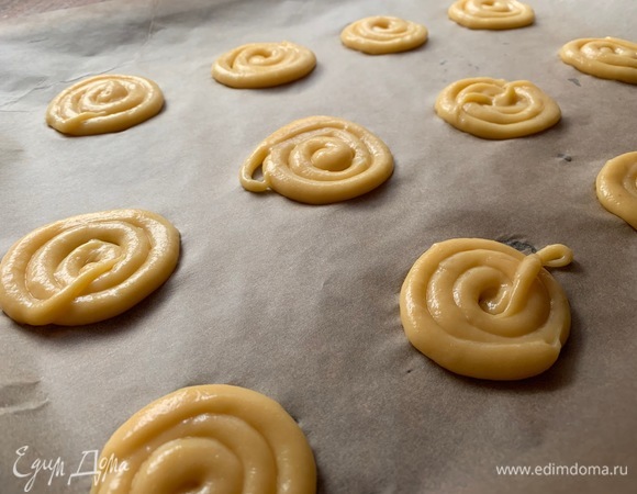 Духовка — на 200°C. На противень — пергамент, делаю по кругу спираль. Выпекать 10–15 минут, посматривайте! Результат готовности зависит от возможностей вашей духовки!