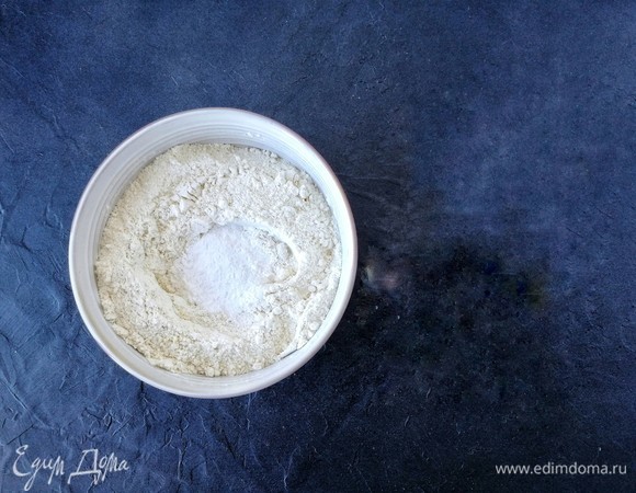 В отдельной чаше смешиваем пшеничную муку и миндальную (последнюю можно заменить на обычную, но с ней вкуснее) и разрыхлитель для теста. Да, здесь пригодится миска 0,5 л из набора Joseph Joseph.