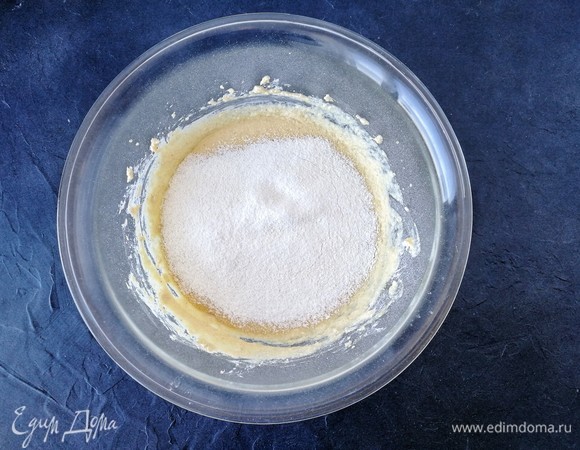 Теперь в 2–3 приема вмешиваем сухие ингредиенты в жидкую массу.
