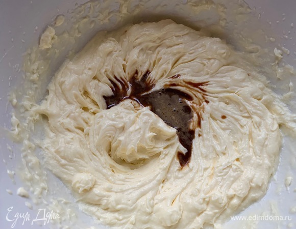 Взбиваю масло со сгущенным молоком, добавляю кофе, еще взбиваю 2 минуты. Это зимний вариант крема, летом возьмите сливки, маскарпоне, ягоды или просто ягоды и сахарная пудра! Очень вкусно и быстро!