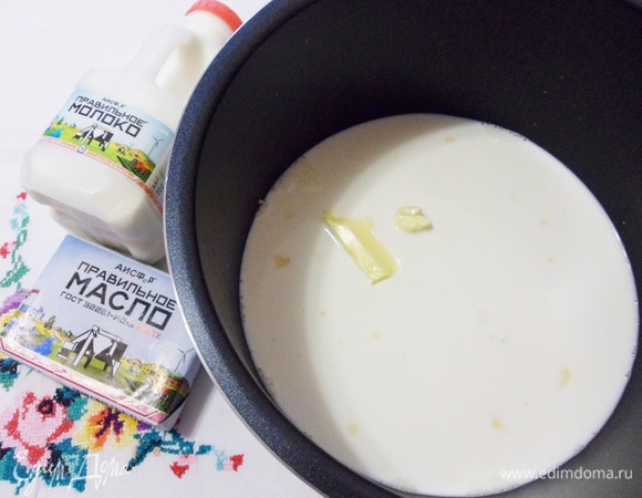 Пшено перебираем и тщательно промываем горячей водой несколько раз. В чашу мультиварки загружаем молоко, сливочное масло, соль, сахар, пшено. Перемешиваем. Выбираем программу «Молочная каша», выставляем время приготовления 50 минут.