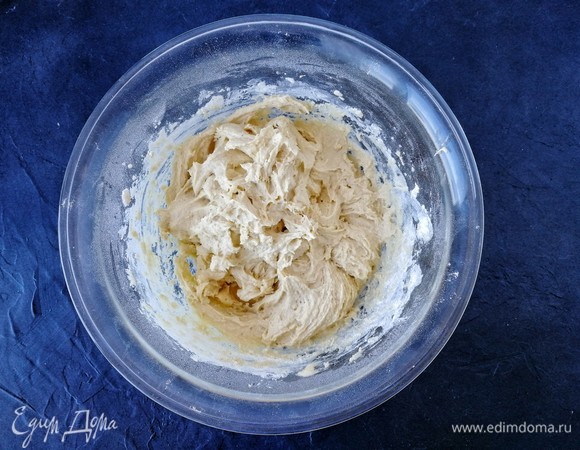 В итоге у нас получается вот такое тесто, которое уверенно держит форму. На этом этапе можно включать духовку разогреваться до 160°C.