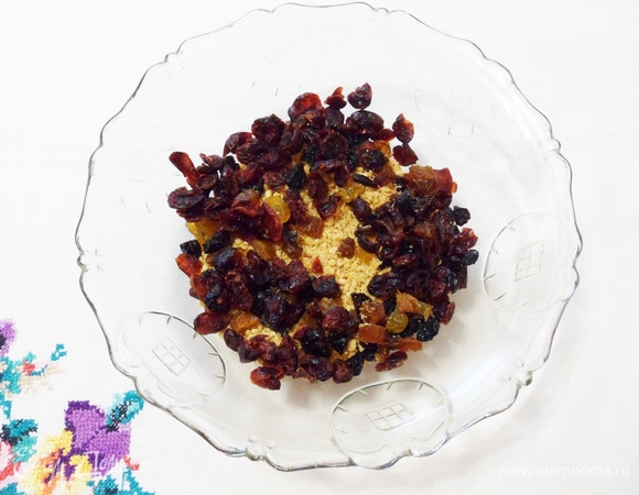 Измельчаем орехи в блендере. Мелко нарезаем клюкву, вишню и изюм.