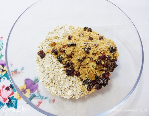 Овсяные хлопья (лучше взять сорт «Экстра») смешиваем с орехами и ягодами.