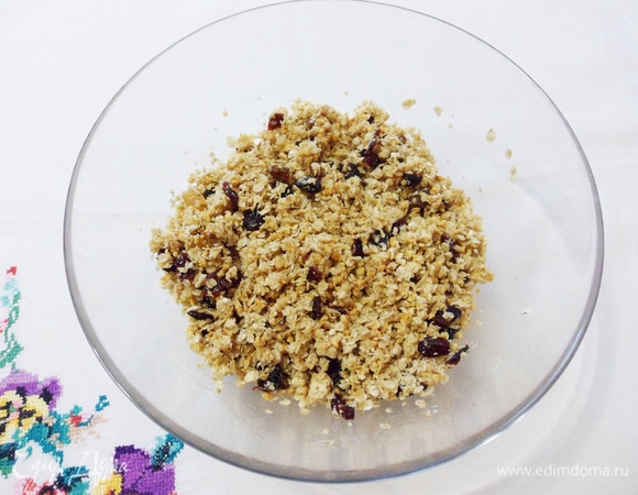 Заливаем овсяные хлопья с ягодами медовой смесью. Тщательно перемешиваем.