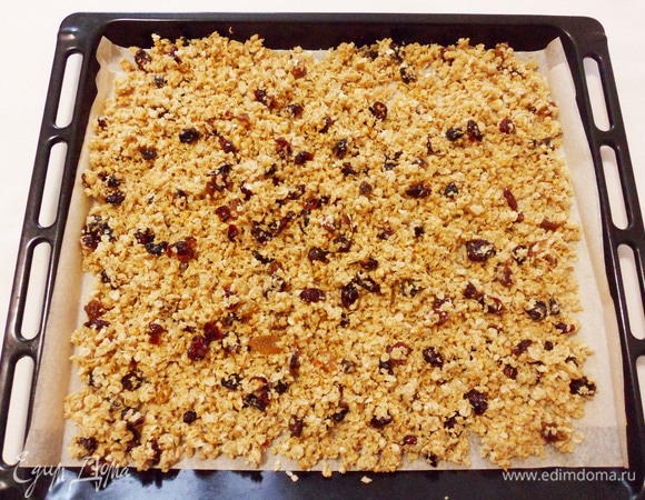 Противень застилаем пекарской бумагой и выкладываем увлажненную смесь.