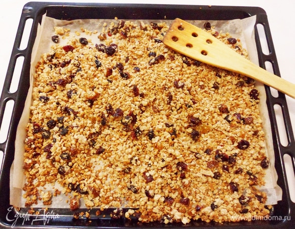 Выпекаем при 180°C около 15 минут, не забывая периодически перемешивать смесь. Гранола готова.