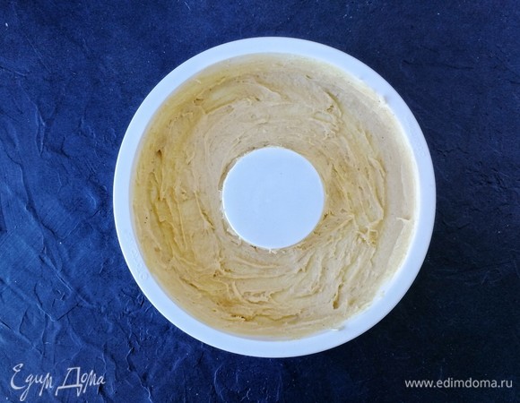 Теперь небольшая хитрость: возьмите форму для выпечки кекса. Если она силиконовая, то маслом смазывать не надо. Остальные лучше смазать и сделать французскую рубашку. После этого берем немного теста и смазываем им все края формы. Это спасет будущий кекс от того, что ягоды подгорят и будут некрасивые черные точки на изделии. Смазываем форму полностью, поскольку в составе есть разрыхлитель, благодаря которому изделие точно поднимется!