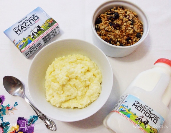 Раскладываем горячую кашу по тарелкам.