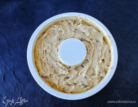 Теперь смело выкладываем тесто в форму (силиконовая ложка Joseph Joseph в помощь!), предварительно добавив в него отжатую от амаретто клюкву. Амаретто в себя не утилизируем, хоть и очень хочется! Оно нам еще пригодится для карамели! Распределяем тесто ровно по форме и ставим запекаться 60 минут при температуре 160°C, а затем 15 минут при температуре 140°C. Готовность проверяем зубочисткой, она должна быть сухой!