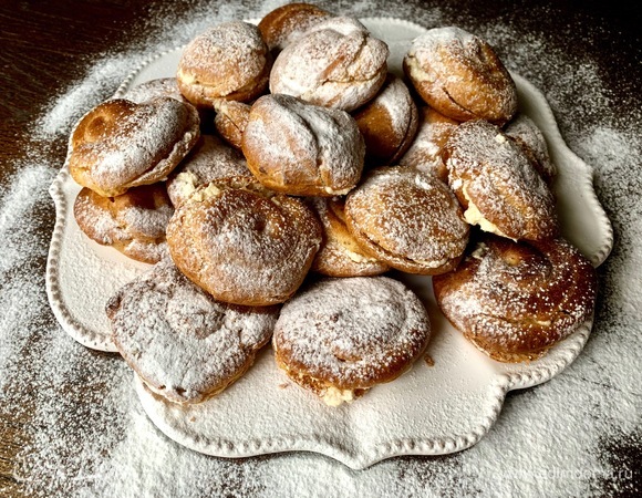 Хорошо посыпать сахарной пудрой.