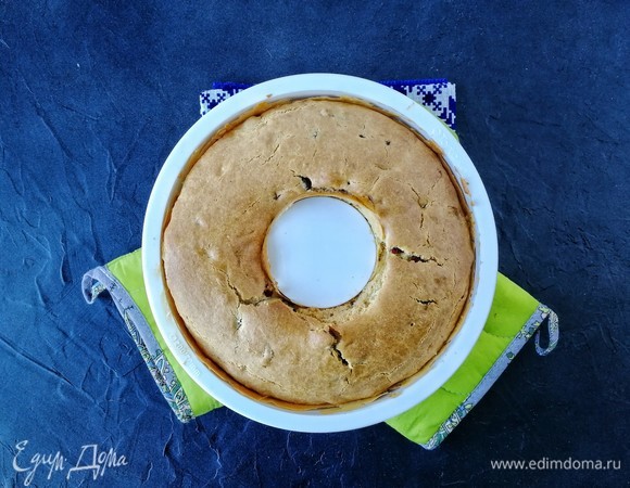 Готовый кекс достаем из духового шкафа и даем полностью остыть прямо в форме. По времени это около часа.