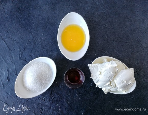 Когда кекс почти остынет, можно начинать готовить апельсиновую карамель.