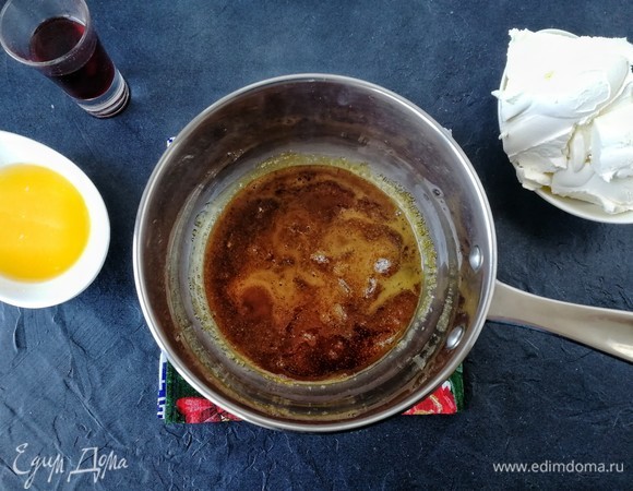 Растапливаем сахар до насыщенного янтарного цвета. Главное — не перестараться, иначе будет привкус жженого сахара.