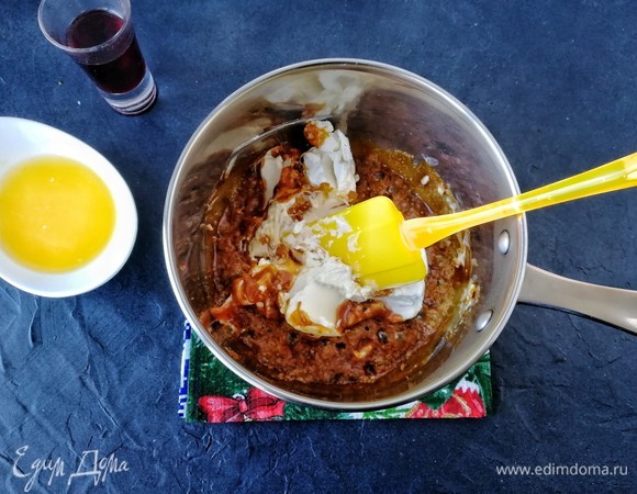 Выкладываем в сотейник весь сливочно-творожный сыр, который нам заменит и жирные сливки, и сливочное масло. Здесь прекрасно поможет силиконовая лопатка Elevate от бренда Joseph Joseph, которая выдерживает температуру до 270°C, ведь карамель очень горячая!