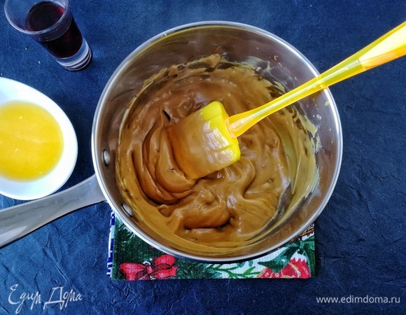 Начинает все прыгать и плясать, но это нормально! Возвращаем сотейник на небольшой огонь и, постоянно мешая, ждем, когда сливочно-творожный сыр полностью растворится. Получается вот такая масса.