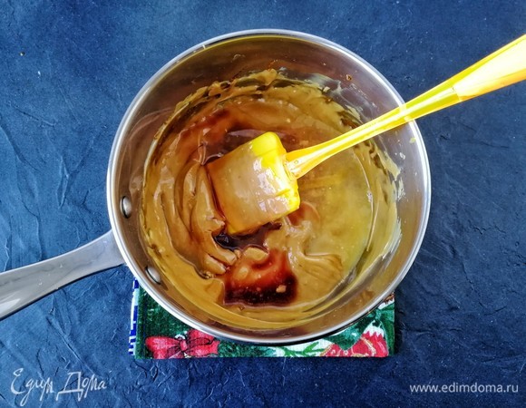 Теперь добавляем амаретто с клюквенными нотками и апельсиновый сок (соковыжималка Joseph Joseph в помощь!), перемешиваем, ставим сотейник на плиту на средний огонь, доводим до кипения и сразу снимаем.