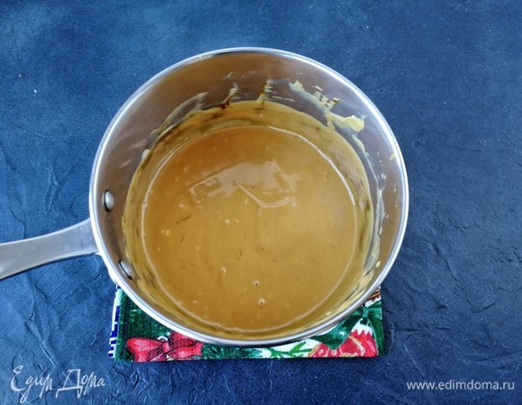 В итоге получается вот такая масса, достаточно густая. Хотите жиже, добавьте вместе со сливочно-творожным сыром молоко, но именно при такой консистенции карамель ляжет толстым слоем на кекс, и будет всем сладкое счастье!