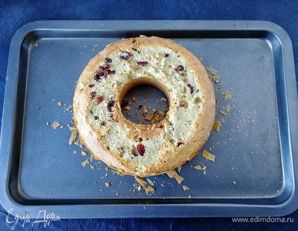 У остывшего кекса срезаем верхушку (тут очень пригодится нож для хлеба от Joseph Joseph), чтобы выровнять изделие. Если детям кекс давать не планируете, можете пропитать его алкоголем.